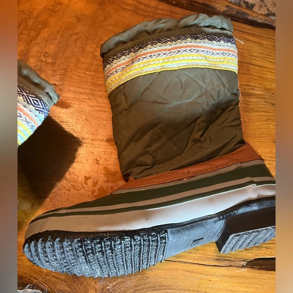 The Sak Daley Duck Boots Women’s Size 6 Green Woven Trim Waterproof Snow Boots